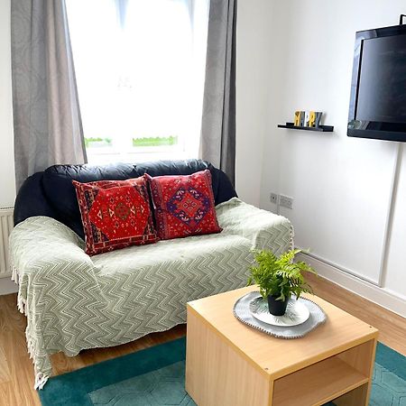 Crescent Apartment - Modern 1 Bedroom First Floor Goodmayes Esterno foto