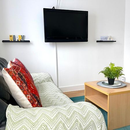 Crescent Apartment - Modern 1 Bedroom First Floor Goodmayes Esterno foto