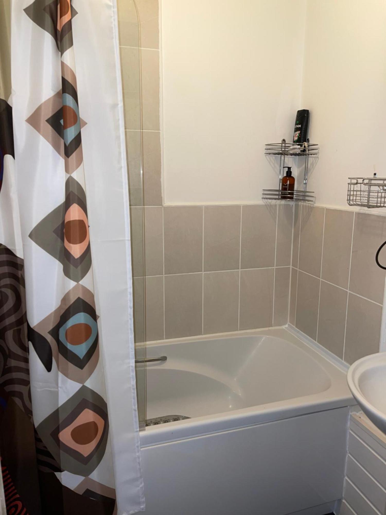 Crescent Apartment - Modern 1 Bedroom First Floor Goodmayes Esterno foto