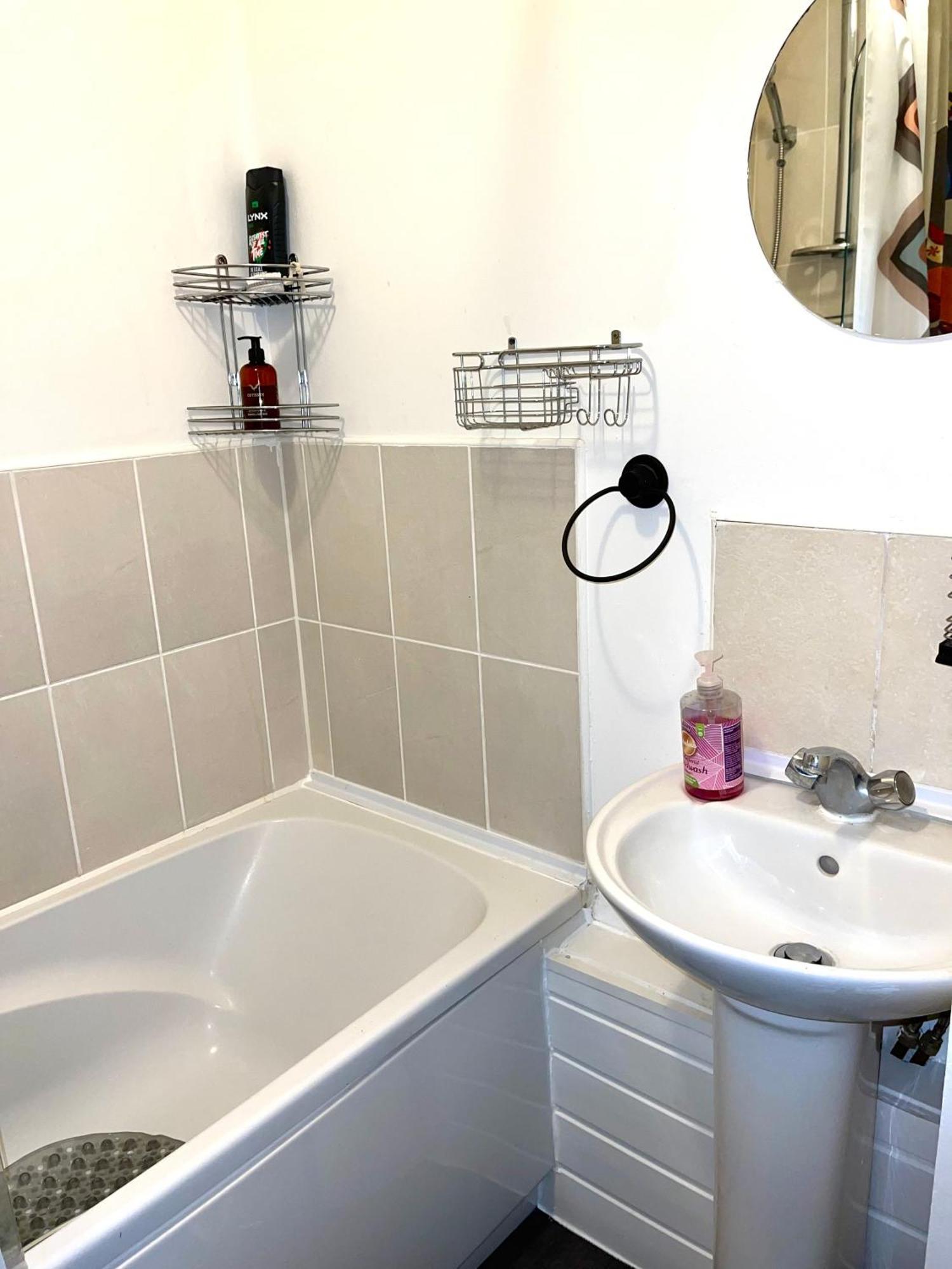 Crescent Apartment - Modern 1 Bedroom First Floor Goodmayes Esterno foto