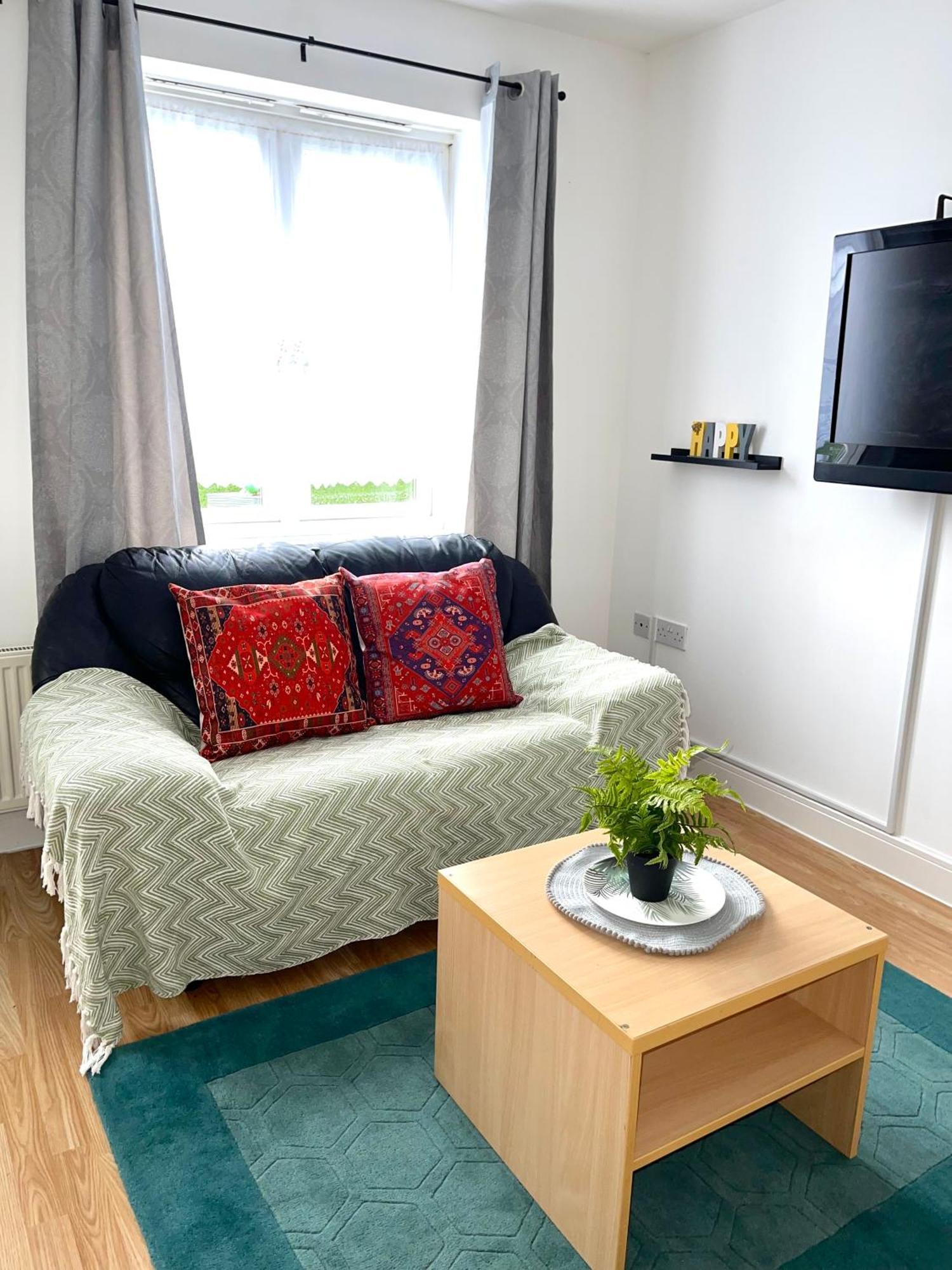 Crescent Apartment - Modern 1 Bedroom First Floor Goodmayes Esterno foto