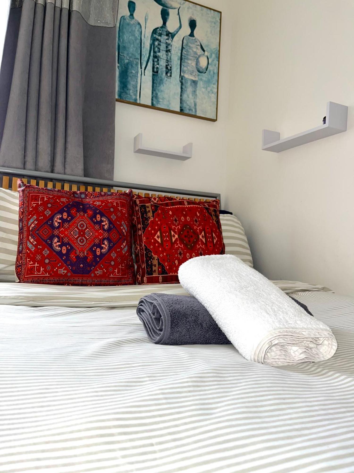 Crescent Apartment - Modern 1 Bedroom First Floor Goodmayes Esterno foto